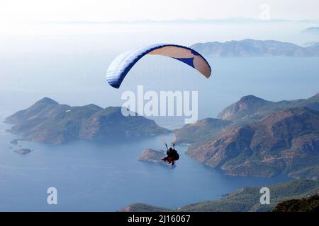 Gleitschirmfliegen vom Berg Babadag in Fethiye, Türkei. Mount Babadag in der Nähe von Fethiye und ein berühmtes Gleitschirmgebiet in der Türkei. Stockfoto