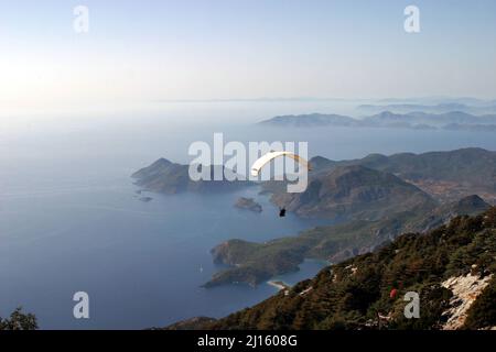 Gleitschirmfliegen vom Berg Babadag in Fethiye, Türkei. Mount Babadag in der Nähe von Fethiye und ein berühmtes Gleitschirmgebiet in der Türkei. Stockfoto