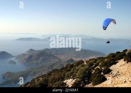 Gleitschirmfliegen vom Berg Babadag in Fethiye, Türkei. Mount Babadag in der Nähe von Fethiye und ein berühmtes Gleitschirmgebiet in der Türkei. Stockfoto