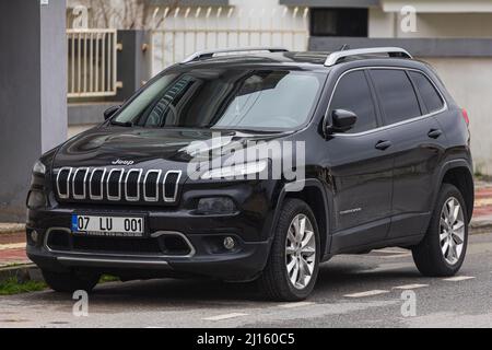 Side; Türkei – März 03 2022: Black Jeep Grand Cherokee wird an einem warmen Sommertag auf der Straße geparkt Stockfoto