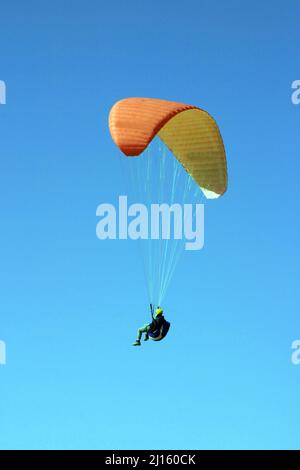 Gleitschirmfliegen vom Berg Babadag in Fethiye, Türkei. Mount Babadag in der Nähe von Fethiye und ein berühmtes Gleitschirmgebiet in der Türkei. Stockfoto