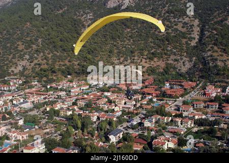 Gleitschirmfliegen am Fethiye Skies in der Türkei. Stockfoto