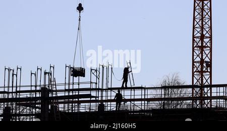 Landsberg Am Lech, Deutschland. 22. März 2022. Handwerker arbeiten am Gerüst beim Neubau eines Mehrfamilienhauses. Quelle: Karl-Josef Hildenbrand/dpa/Alamy Live News Stockfoto