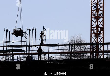 Landsberg Am Lech, Deutschland. 22. März 2022. Handwerker arbeiten am Gerüst beim Neubau eines Mehrfamilienhauses. Quelle: Karl-Josef Hildenbrand/dpa/Alamy Live News Stockfoto