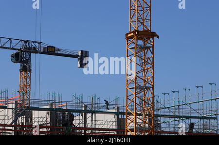 Landsberg Am Lech, Deutschland. 22. März 2022. Handwerker arbeiten am Gerüst beim Neubau eines Mehrfamilienhauses. Quelle: Karl-Josef Hildenbrand/dpa/Alamy Live News Stockfoto