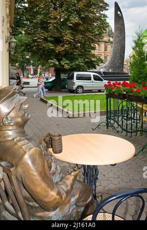 Statue vor der Bar, Svobody Avenue, L'viv, Ukraine Stockfoto