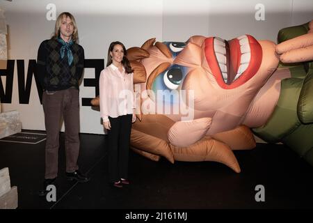 Prinzessin Marie von Dänemark posiert mit dem dänischen Künstler Esben Weile Kjaer während der Eröffnung des Königreichs Clowns im Maison du Danemark am 22. März 2022 in Paris, Frankreich. Foto von David Niviere/ABACAPRESS.COM Stockfoto