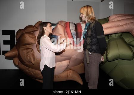 Prinzessin Marie von Dänemark posiert mit dem dänischen Künstler Esben Weile Kjaer während der Eröffnung des Königreichs Clowns im Maison du Danemark am 22. März 2022 in Paris, Frankreich. Foto von David Niviere/ABACAPRESS.COM Stockfoto