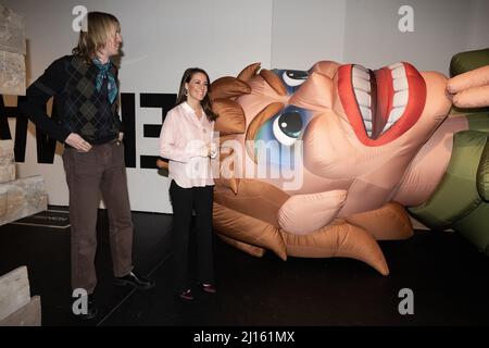 Prinzessin Marie von Dänemark posiert mit dem dänischen Künstler Esben Weile Kjaer während der Eröffnung des Königreichs Clowns im Maison du Danemark am 22. März 2022 in Paris, Frankreich. Foto von David Niviere/ABACAPRESS.COM Stockfoto