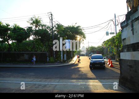 Blick auf die Kuta Beach Road Jalan Pantai Kuta vom Haupteingang des Kuta Beach bei Sonnenaufgang in Bali, Indonesien. Stockfoto