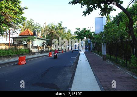 Jalan Pantai Kuta in Kuta, Bali im März 2022. Stockfoto