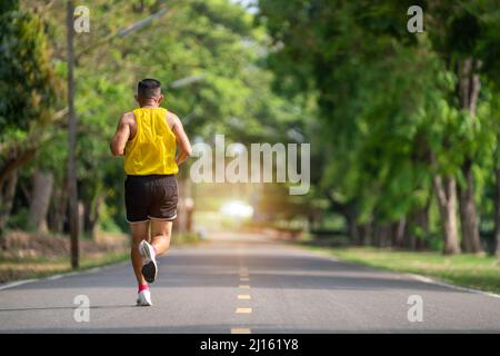 Asian Senior Mann in Fitness tragen Laufen in einem Park. Gesundes Lifestyle-Konzept. Stockfoto
