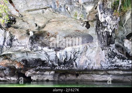 Kalksteinhöhle mit alten Höhlenmalereien in der Phang Nga Bucht Stockfoto