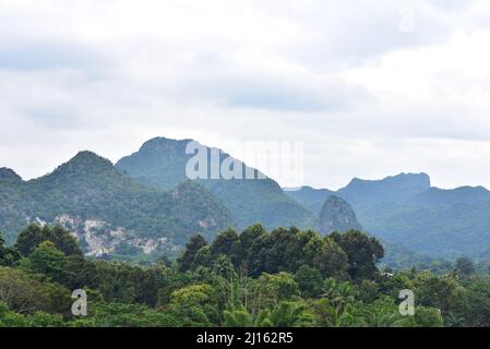Wunderschöner Sai Yok Noi Wasserfall im Sai Yok Bezirk Stockfoto