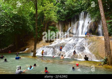 Wunderschöner Sai Yok Noi Wasserfall im Sai Yok Bezirk Stockfoto