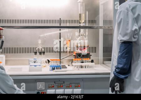 Entwicklung chemischer Waffen. Chemiker in Chemikalienschutzuniform. Virologe schafft Bekämpfung von Viren. Konzept Erstellung von Viren für das Verhalten von Stockfoto