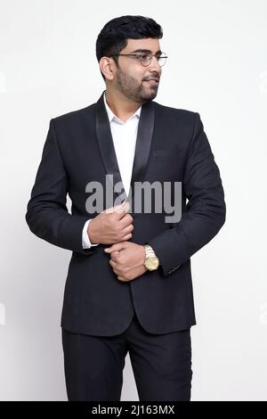 Junges elegantes Modell mit Anzug und Brille auf isoliertem Hintergrund. Stockfoto