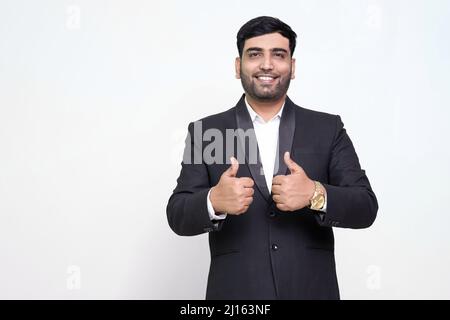 Erwachsener hispanischer Mann über isoliertem Hintergrund tut glückliche Daumen nach oben Geste mit der Hand. Stockfoto