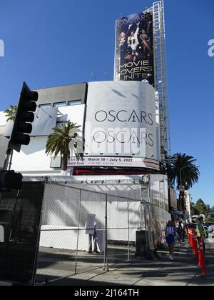 Los Angeles, USA. 23. März 2022. Eine große Werbung für die Academy Awards hängt auf dem abgesperrten Dolby Theater am Hollywood Boulevard. Die Academy Awards 94. finden hier am 27. März statt. Kredit: Barbara Munker/dpa/Alamy Live Nachrichten Stockfoto