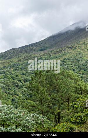 Wunderschöne filmische Luftaufnahme des Arenal Vulkans in Costa Rica Stockfoto