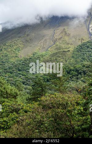Wunderschöne filmische Luftaufnahme des Arenal Vulkans in Costa Rica Stockfoto