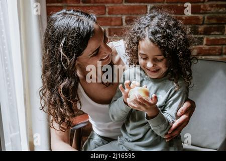 Mutter und Tochter, die zu Hause in Mexiko Lateinamerika Gesichtscreme oder Masken aufsetzen Stockfoto