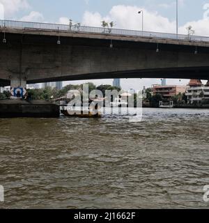 Somdet Phrachao Taksin Maharat Bridge alias die Taksin Bridge alias Sathorn Bridge über den Chao Phraya River Bangkok Thailand Stockfoto