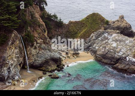 Malerischer Blick auf die McWay Falls im Julia Pfeiffer Burns State Park, Big Sur, Kalifornien, USA Stockfoto