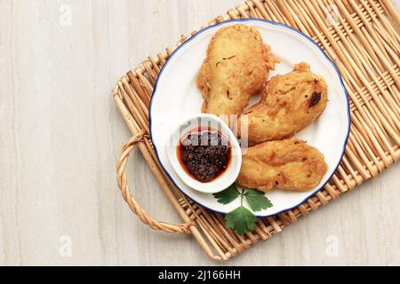 Pisang Goreng Sambal Roa oder gebratene Banane mit Sambal Roa ist eine der typischen kulinarischen Köstlichkeiten aus Manado Indonesia, Top View Stockfoto