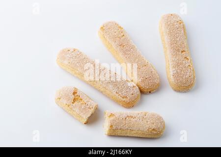 Traditionelle italienische Savoiardi Marienkäfer, isoliert auf weißem Hintergrund, Tiramisu-Zutat Stockfoto