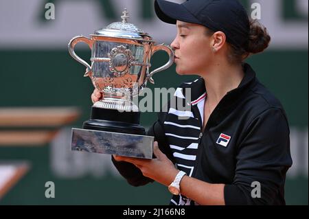 File photo dated June 08, 2019 of Ashleigh Barty of Australia feiert den Sieg nach dem Finale der Damen im Einzel gegen Marketa Vondrousova aus der Tschechischen Republik während des 14. Tages der French Open 2019 bei Roland Garros in Paris, Frankreich. Ash Barty, die Welt Nr. 1, hat die Tenniswelt verblüfft, indem sie im Alter von 25 Jahren ihren Rücktritt vom Sport ankündigte. Eine emotionale Barty lieferte die bombaskierten Nachrichten in einem Interview mit Casey Dellacqua über ihre Social-Media-Kanäle am Mittwoch. Foto von Laurent Zabulon / ABACAPRESS.COM Stockfoto