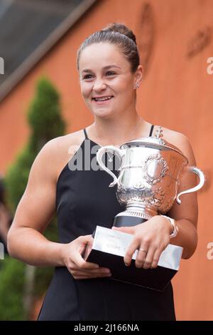 Datei-Foto vom 09. Juni 2019 der Gewinnerin der Frauen-Singles Ashleigh Barty aus Australien posiert für ein Foto mit der Siegertrophäe während der French Tennis Open in der Roland-Garros Arena in Paris, Frankreich. Ash Barty, die Welt Nr. 1, hat die Tenniswelt verblüfft, indem sie im Alter von 25 Jahren ihren Rücktritt vom Sport ankündigte. Eine emotionale Barty lieferte die bombaskierten Nachrichten in einem Interview mit Casey Dellacqua über ihre Social-Media-Kanäle am Mittwoch. Foto von Nasser Berzane/ABACAPRESS.COM Stockfoto