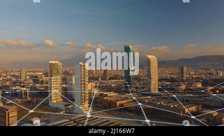 Luftaufnahme der izmir Skyline mit Verbindungen. Technologie-Futuristisch. High-Tech-Ansicht des Finanzbezirks durch ein Netzwerk verbunden. Internet Stockfoto