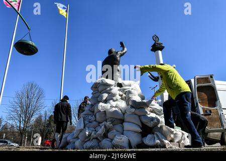 Non Exclusive: ZAPORIZHZHIA, UKRAINE - 22. MÄRZ 2022 - Lokale Freiwillige, Historiker und Museumsmitarbeiter legen Sandsäcke um das Denkmal für die Ukraine Stockfoto