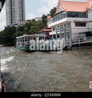 Cross River Fähren auf dem Chao Phraya River Transport in Bangkok Thailand Stockfoto