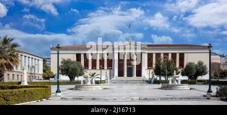 Griechenland, Nationale und Kapodistrian Universität von Athen NKUA. Die Fassade des historischen Gebäudes, sonniger Tag, blauer wolkiger Himmel Stockfoto