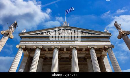 Griechenland Akademie von Athen. Hauptgebäude und Statuen, niedrige Ansicht. Nationales Forschungsinstitut, neoklassizistischer Gebäudeeingang, großes Wahrzeichen am Th Stockfoto