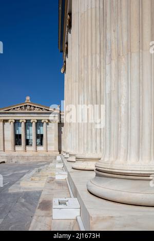 Säulen und Treppen aus weißem Marmor. Athen Griechenland Akademie neoklassizistischen Gebäude Eingang Kolonnade. Klassische Spalten in einer Reihe. Stockfoto