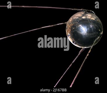 Fliegender sputnik. 3D Rendern Stockfoto