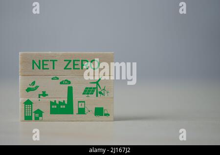 Holzwürfelblock Net Zero Carbon neutrales Konzept. Grünes Symbol auf dem Hintergrund. Stockfoto