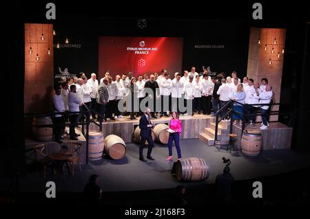 Cognac, Frankreich. 22. März 2022. Die Köche feiern, nachdem sie bei der Preisverleihung des Michelin Guide 2022 am 22. März 2022 in Cognac, Frankreich, einen ersten Michelin-Stern erhalten haben. Der Michelin Guide startete seine Ausgabe 2022 am Dienstag in Cognac, das erste Mal seit 122 Jahren, dass die Zeremonie außerhalb von Paris stattfand. Zwei Restaurants wurden mit der höchsten Auszeichnung von drei Sternen ausgezeichnet. Kredit: Gao Jing/Xinhua/Alamy Live Nachrichten Stockfoto
