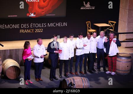 Cognac, Frankreich. 22. März 2022. Die Köche feiern, nachdem sie bei der Preisverleihung des Michelin Guide 2022 am 22. März 2022 in Cognac, Frankreich, einen zweiten Michelin-Stern erhalten haben. Der Michelin Guide startete seine Ausgabe 2022 am Dienstag in Cognac, das erste Mal seit 122 Jahren, dass die Zeremonie außerhalb von Paris stattfand. Zwei Restaurants wurden mit der höchsten Auszeichnung von drei Sternen ausgezeichnet. Kredit: Gao Jing/Xinhua/Alamy Live Nachrichten Stockfoto