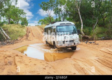 4WD Toyota Coaster Reisemobil auf einer sandigen Strecke im Gelände von Central Queensland, QLD, Australien Stockfoto