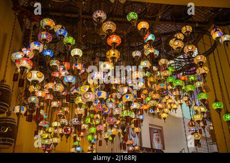 An der Decke hängen bunte Laternen Stockfoto