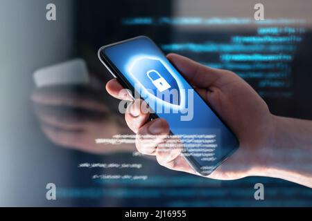 Betrug mobiler Daten mit dem Telefon. Hacker im Bereich Cybersicherheit. Betrug, Phishing und Online-Kriminalität. Ransomware, Antivirus-, Malware- oder Spyware-Sicherheits-Firewall-App. Stockfoto