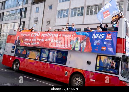 Beschäftigte des Gesundheitswesens mit der Gewerkschaftsbewegung des GMB entlang der Oxford Street, einem Protest gegen das Versagen der Regierung, das vor dem Brexit 2016 versprochene Versprechen, dem NHS (National Health Service) 350m £zu geben, am 22.. März 2022 in London, England, einzuhalten. Stockfoto