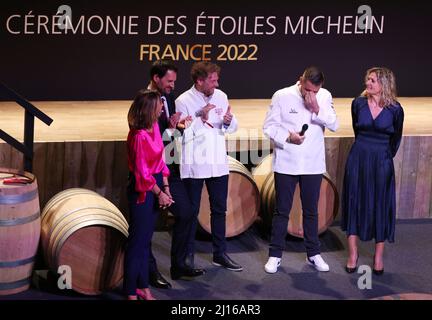 Cognac, Frankreich. 22. März 2022. Der französische Küchenchef Arnaud Donckele (3. l) und der französische Küchenchef Dimitri Droisneau (2. R) feiern, nachdem er am 22. März 2022 in Cognac, Frankreich, bei der Verleihung des Michelin Guide Awards 2022 einen dritten Michelin-Stern erhalten hat. Der Michelin Guide startete seine Ausgabe 2022 am Dienstag in Cognac, das erste Mal seit 122 Jahren, dass die Zeremonie außerhalb von Paris stattfand. Zwei Restaurants wurden mit der höchsten Auszeichnung von drei Sternen ausgezeichnet. Kredit: Gao Jing/Xinhua/Alamy Live Nachrichten Stockfoto