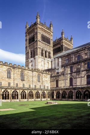 Durham Kathedrale, Blick aus Dem Kreuzgang Auf Die Westtürme Stockfoto