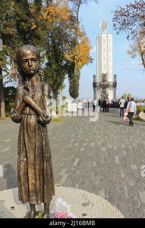 Eine Bronzeskulptur eines Mädchens, die zur Erinnerung an die Tragödie des Holodomors, der Hungersnot von 1932-1933 in der Ukraine, installiert wurde. Ukraine Kiew 7. Oktober 2012 Stockfoto