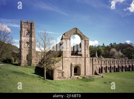 Fountains Abbey (Studley Royal), Blick von Westen auf die Gesamtanlage Stockfoto